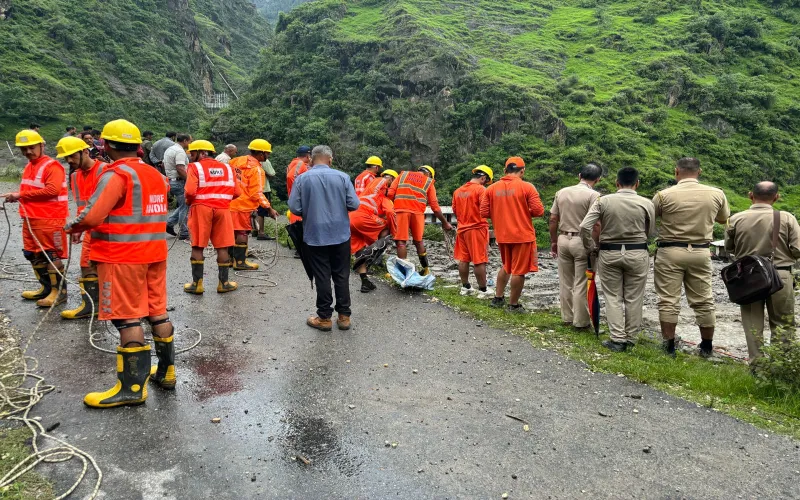 हिमाचल में बादल फटने से 50 लापता, 2 की मौत; जयपुर में हादसे में 3 की मौत